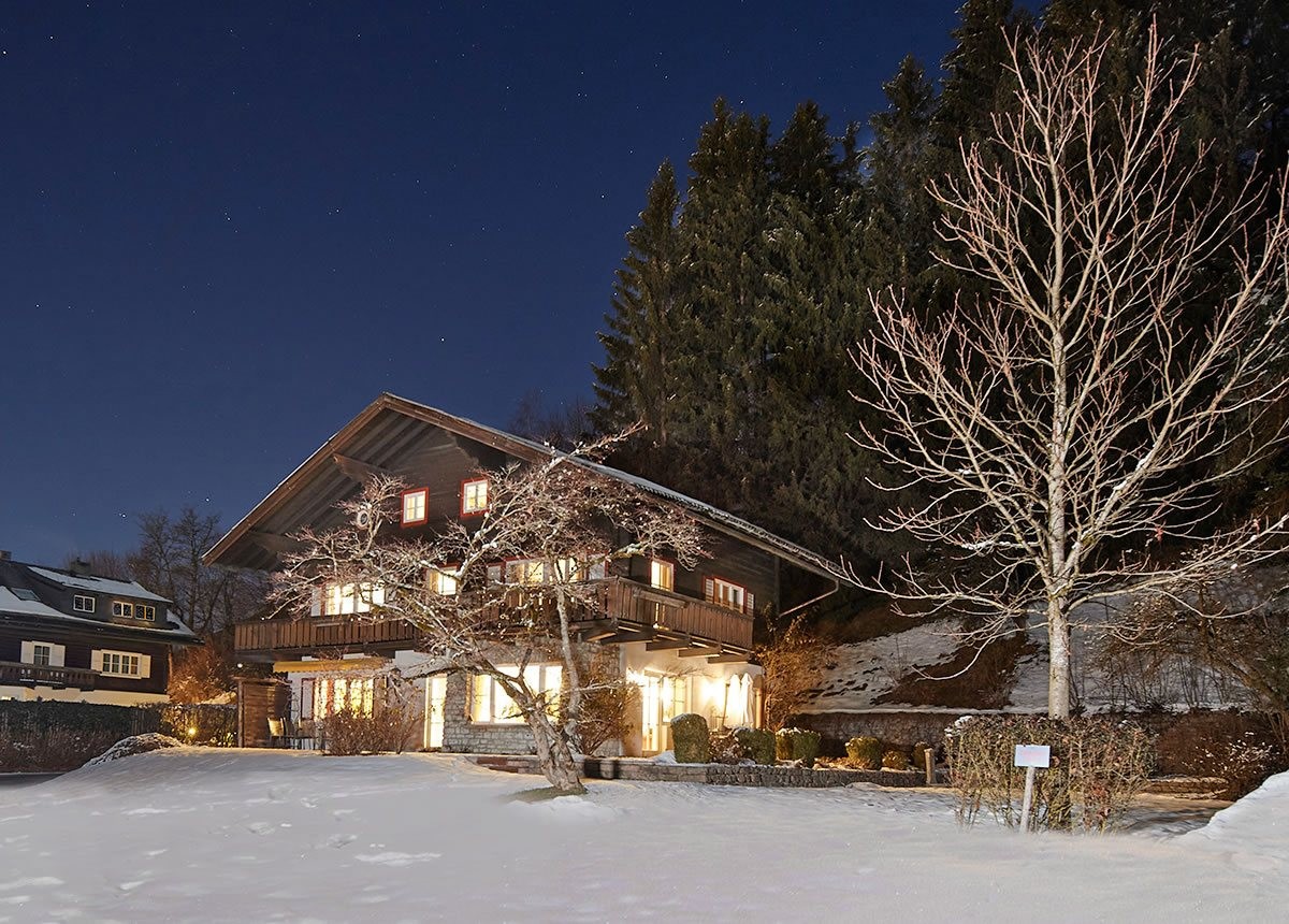 Lerchs Chalet in der Abenddämmerung im Winter