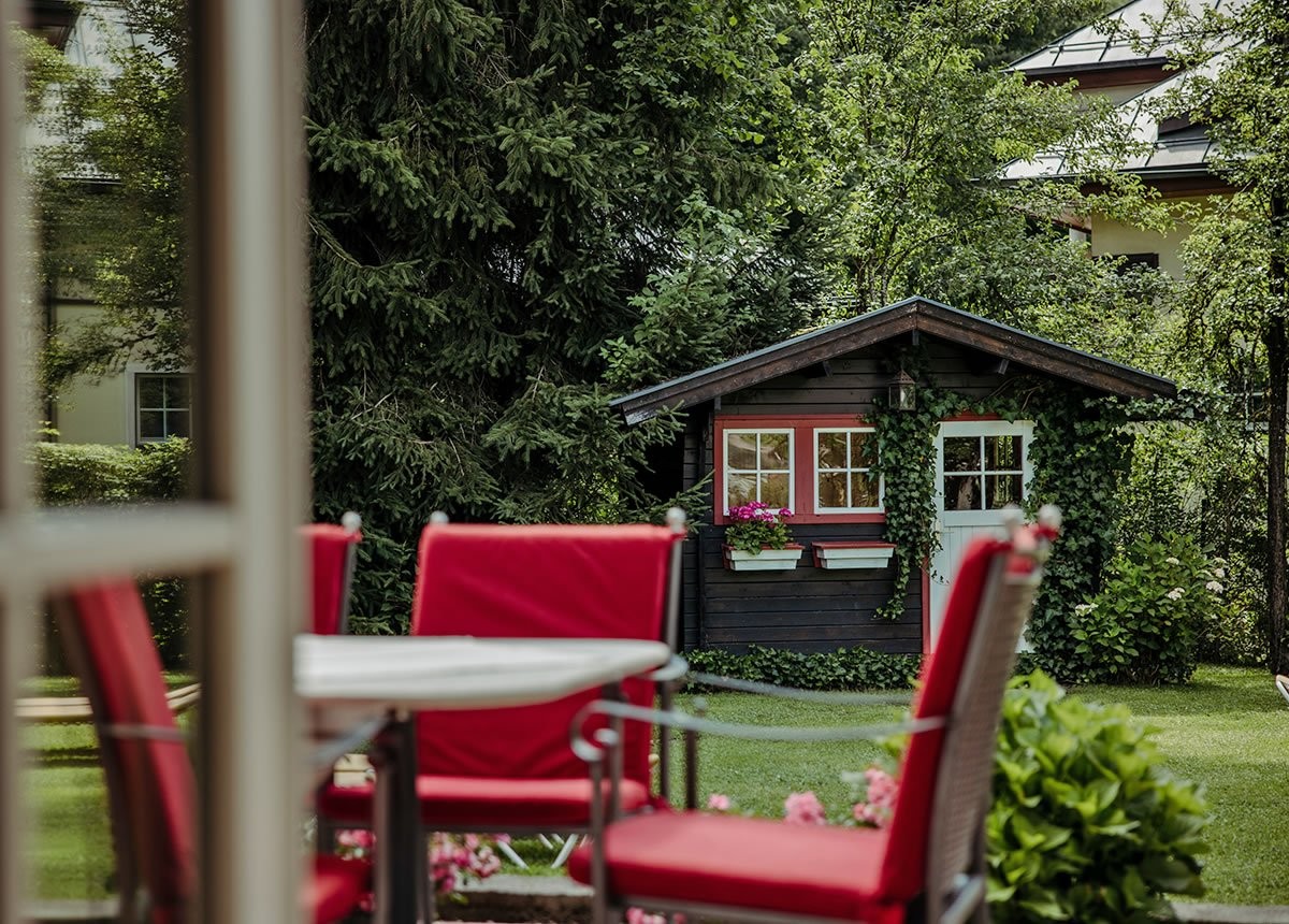 Blick zum Blockhaus von der Terrasse