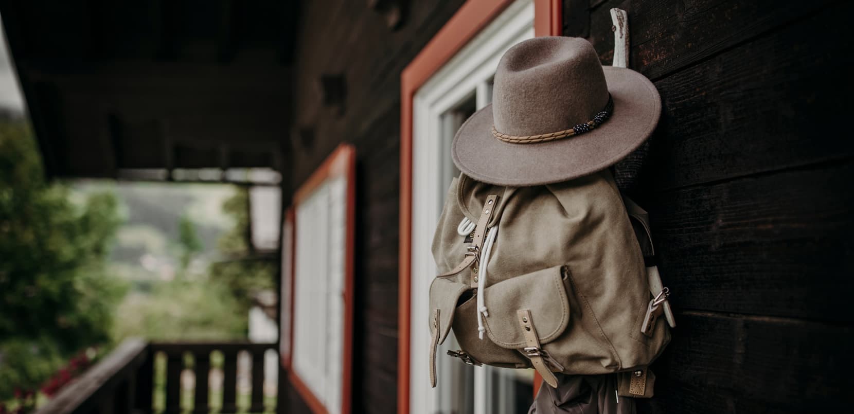 Rucksack auf dem Balkon vom Ferienhaus Lerchs Chalet