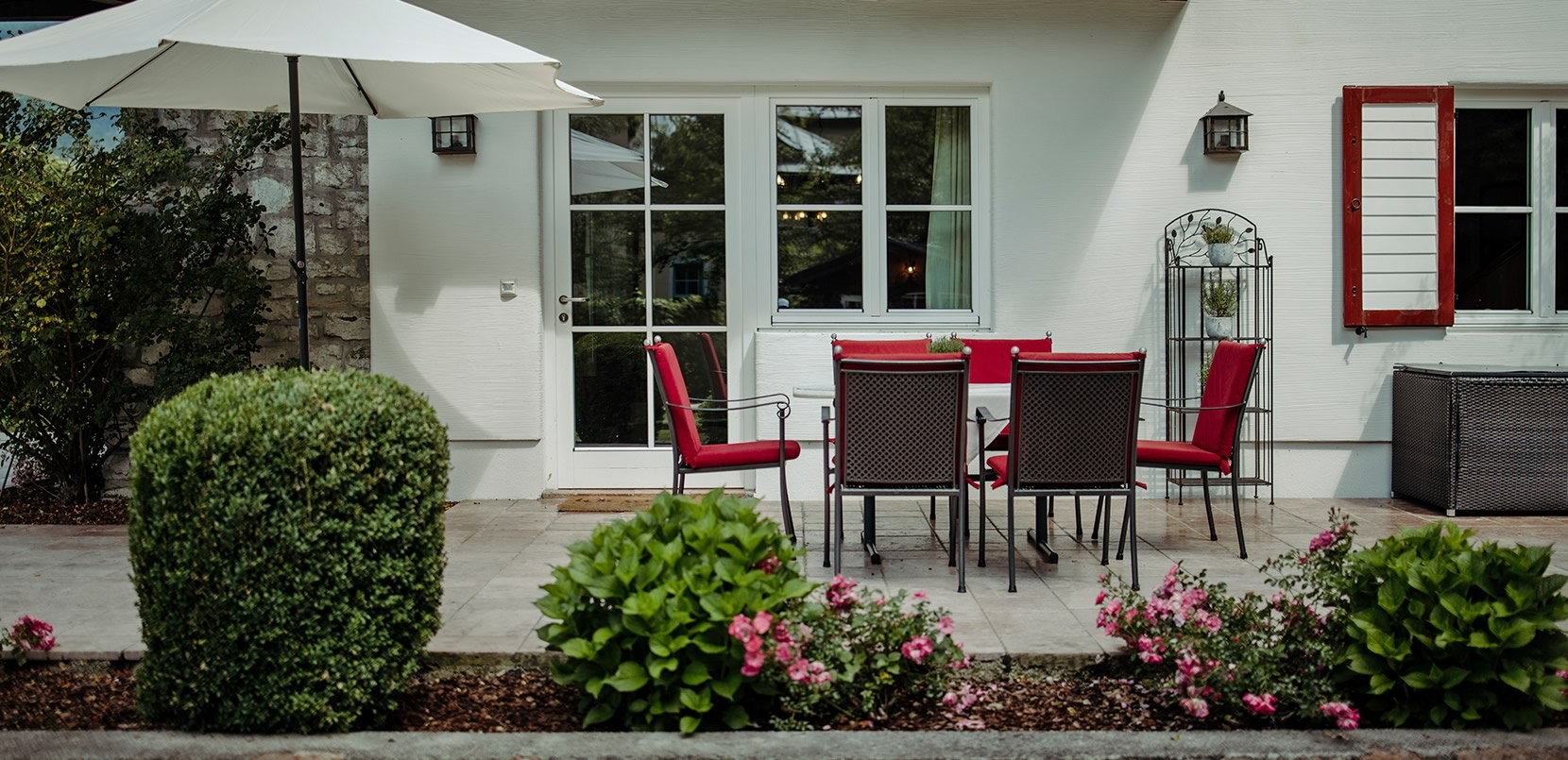 Sitzgelegenheiten auf der Terrasse mit Grillmöglichkeit