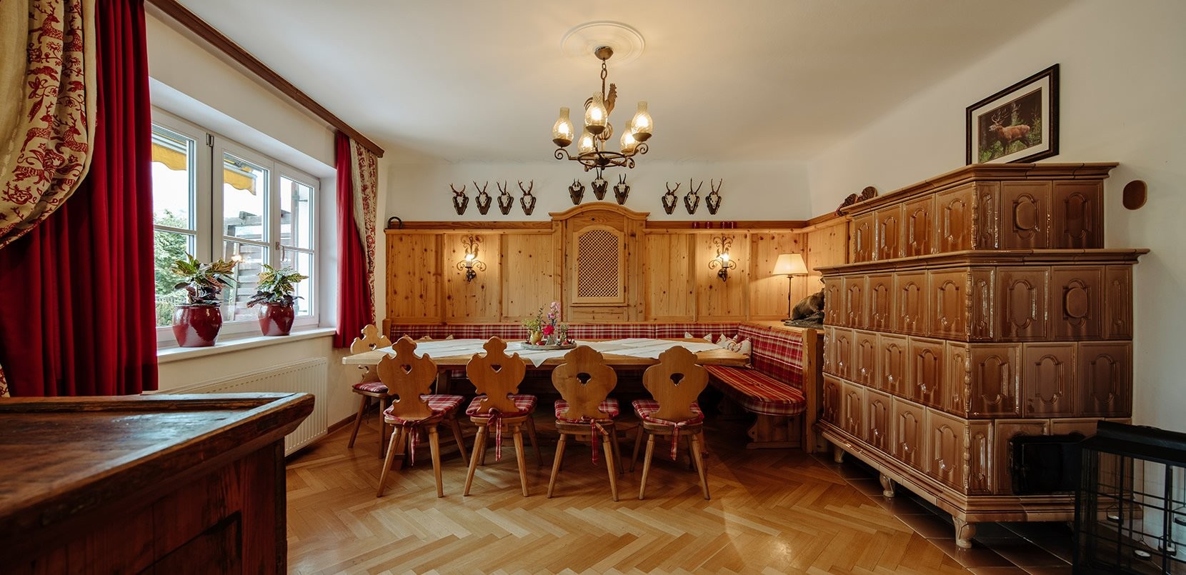 Komfortabler Wohnbereich mit Kachelofen