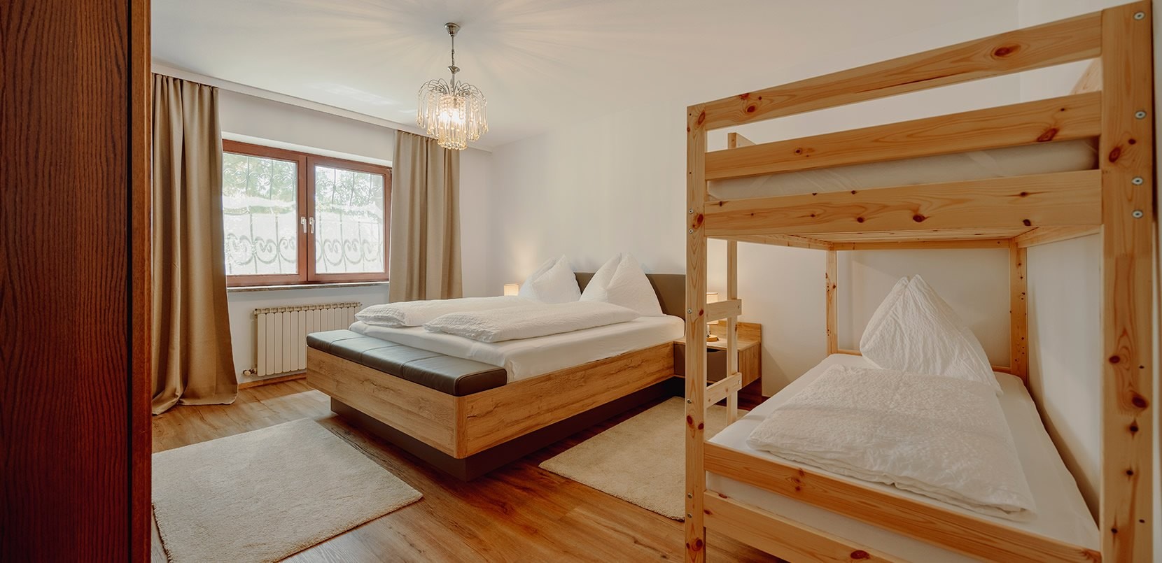 Schlafzimmer mit Doppelbett und Stockbett