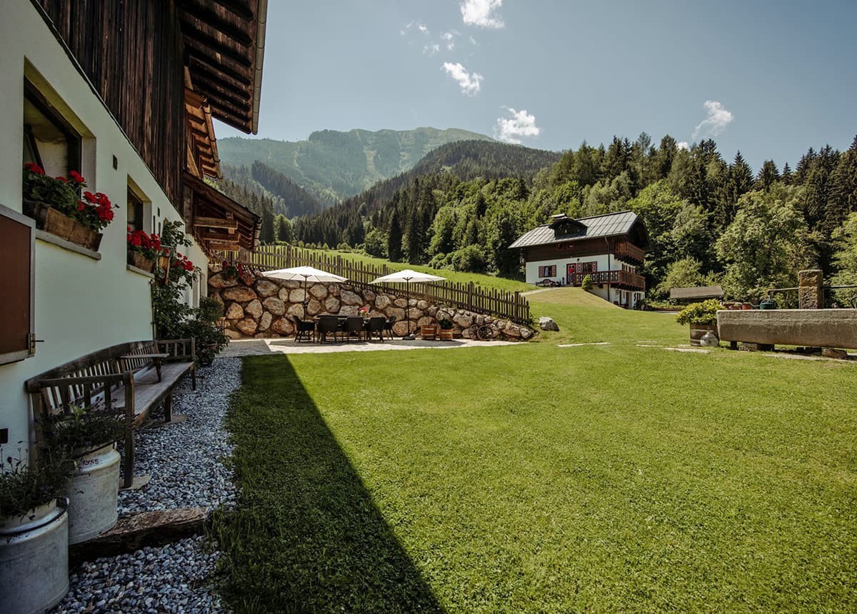 Sonnenterrasse und viel Wiese