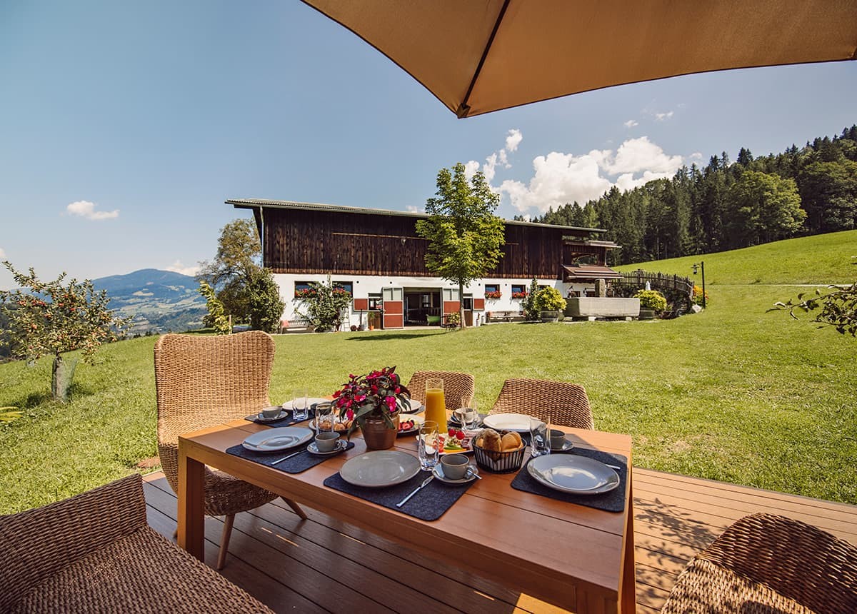 Blick vom Frühstückstisch zum Wirtschaftsgebäude