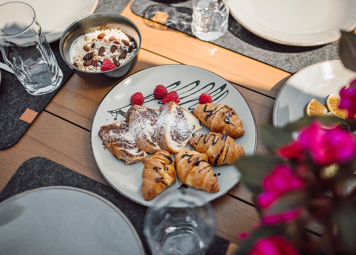 Gedeckter Frühstückstisch
