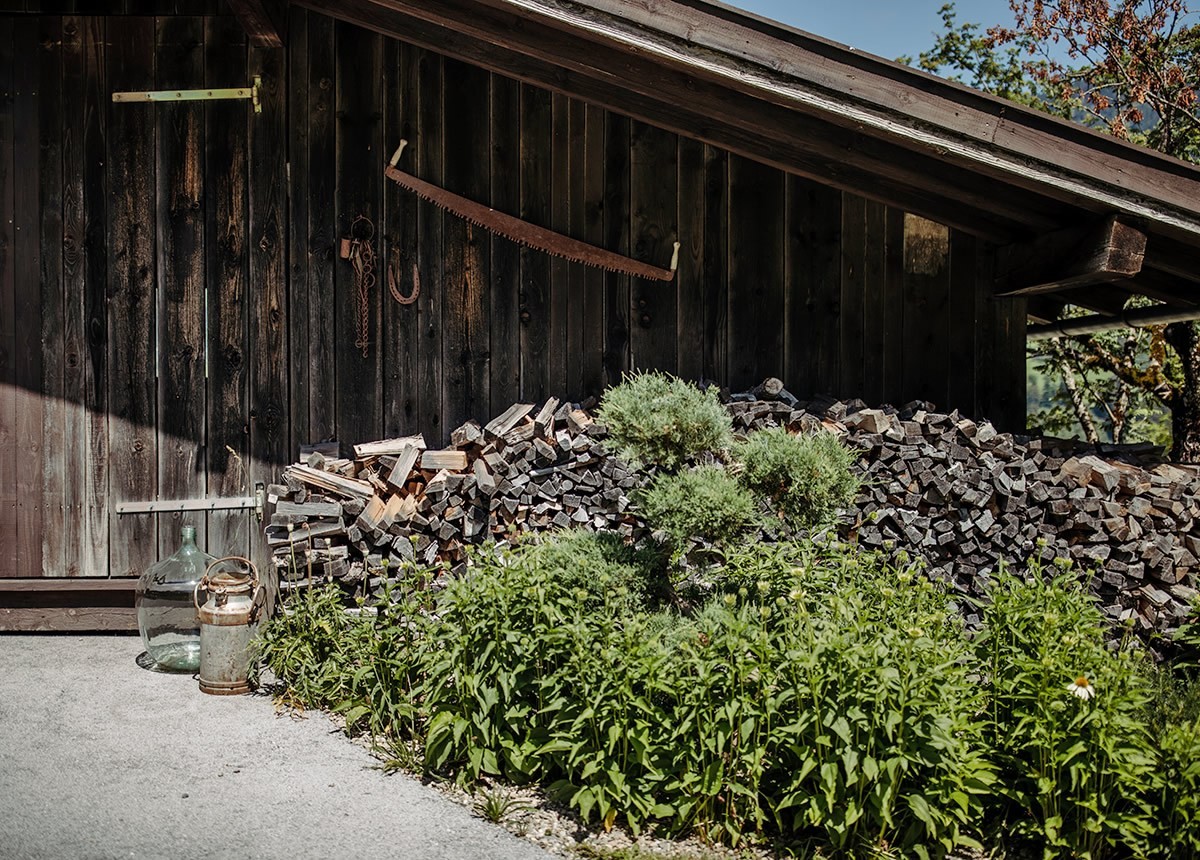 Blumen vor dem Stall