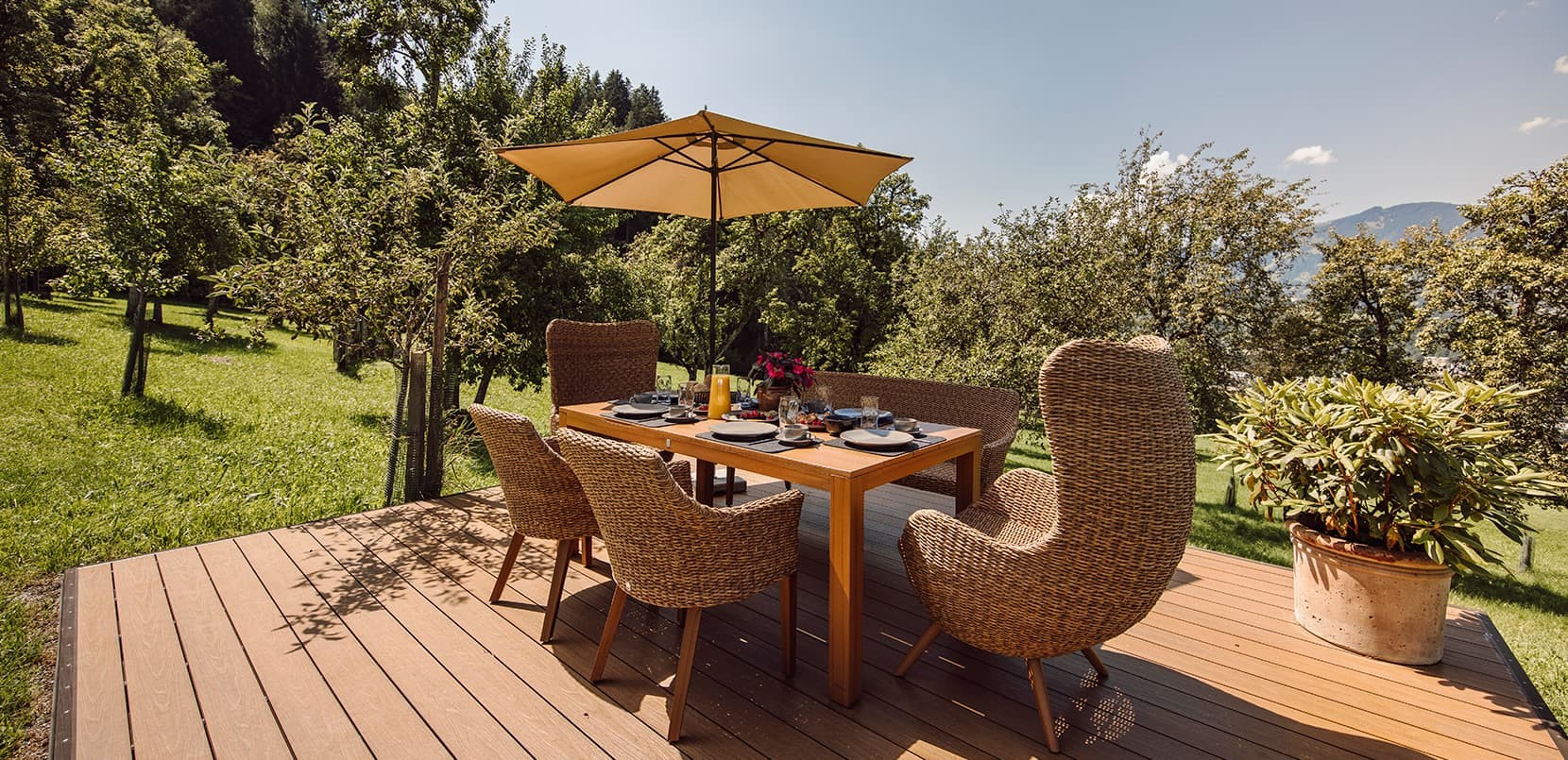 Frühstücken inmitten herrlicher Wiesen mit Panoramablick ins Tal