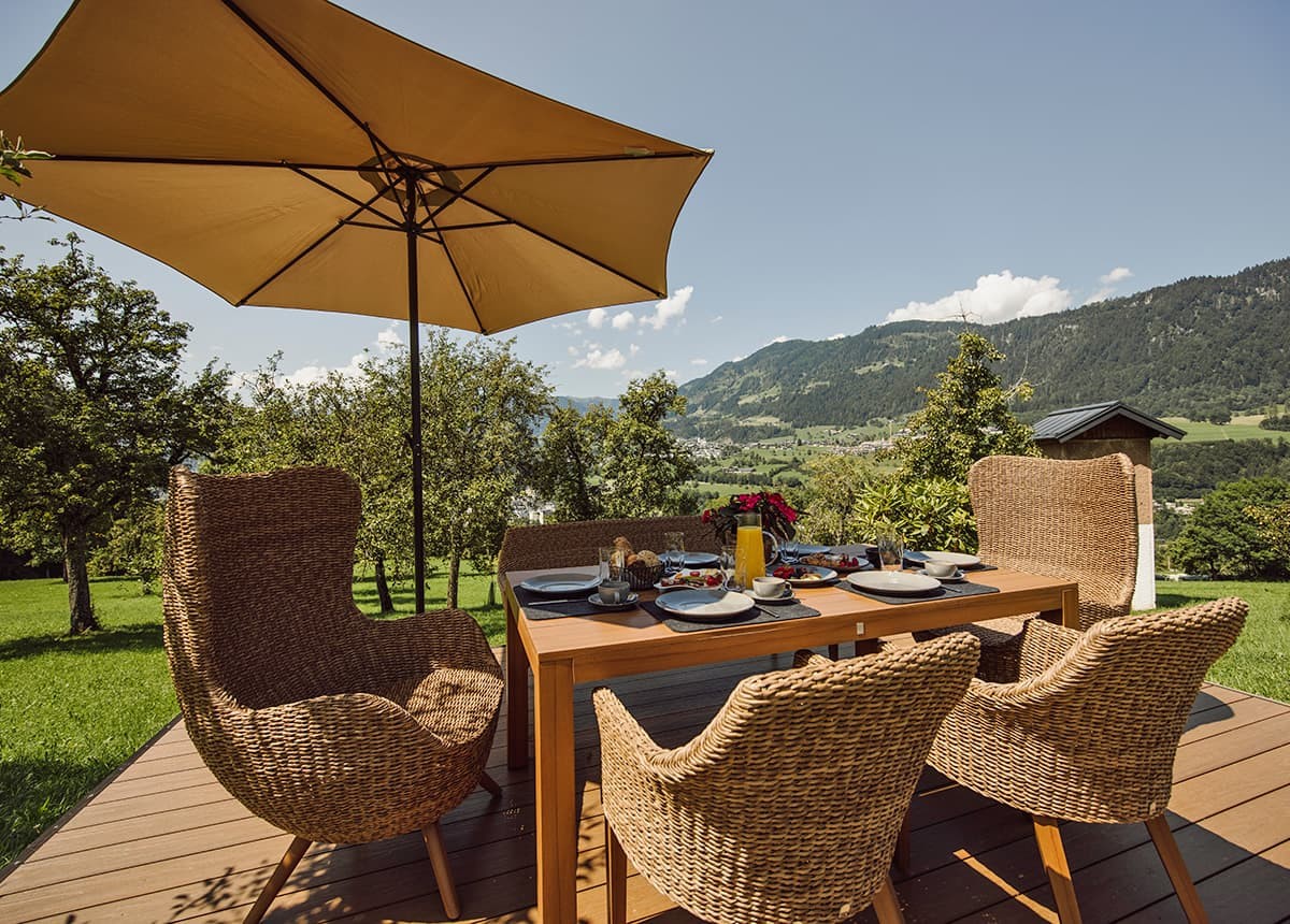 Herrlicher Frühstücksplatz inmitten grüner Wiesen und Panoramablick ins Tal