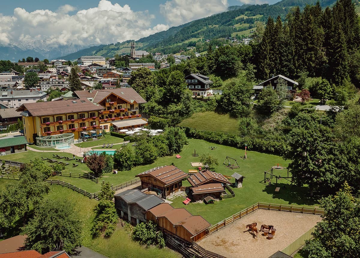 Hotel Lerch und Außenanlage