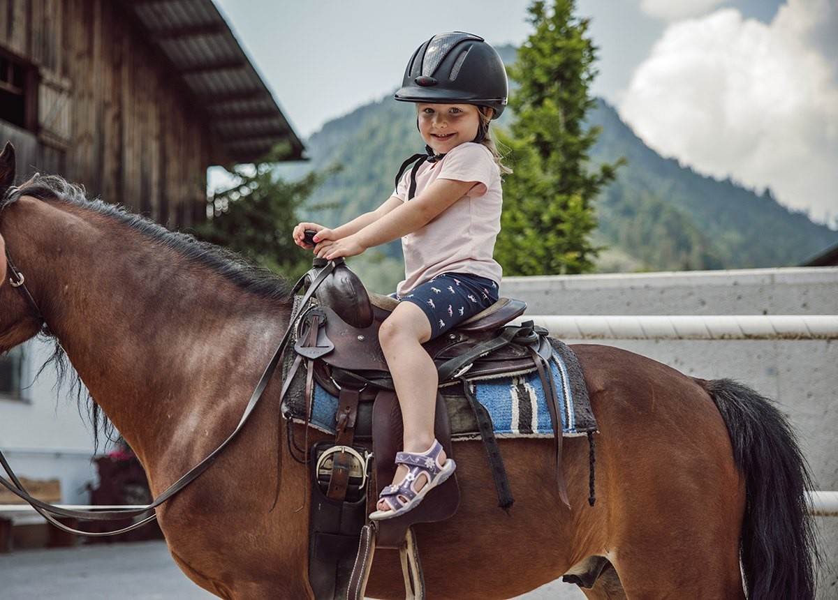 Kind sitze auf Pferd