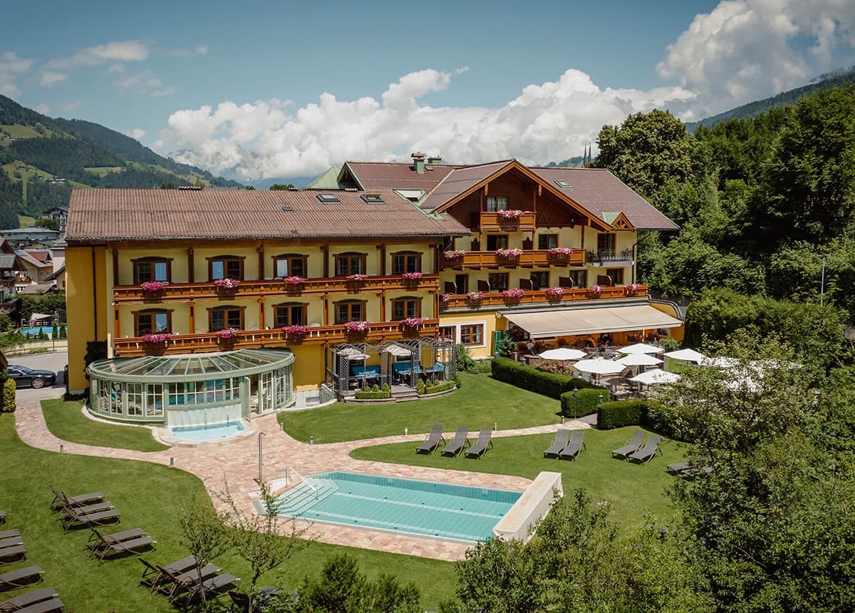 Hotelgarten mit Freischwimmbad