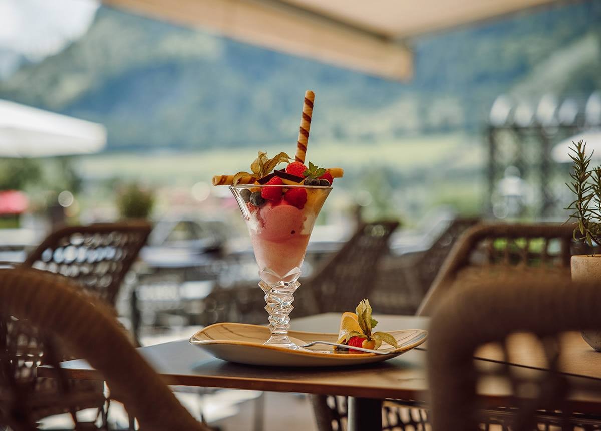 Eisbecher auf der Terrasse