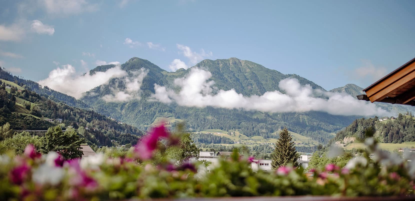 Ausblick vom Balkon auf die umliegende Bergewelt