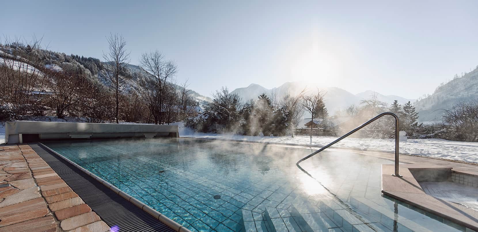 Beheiztes Freischwimmbad im Winter