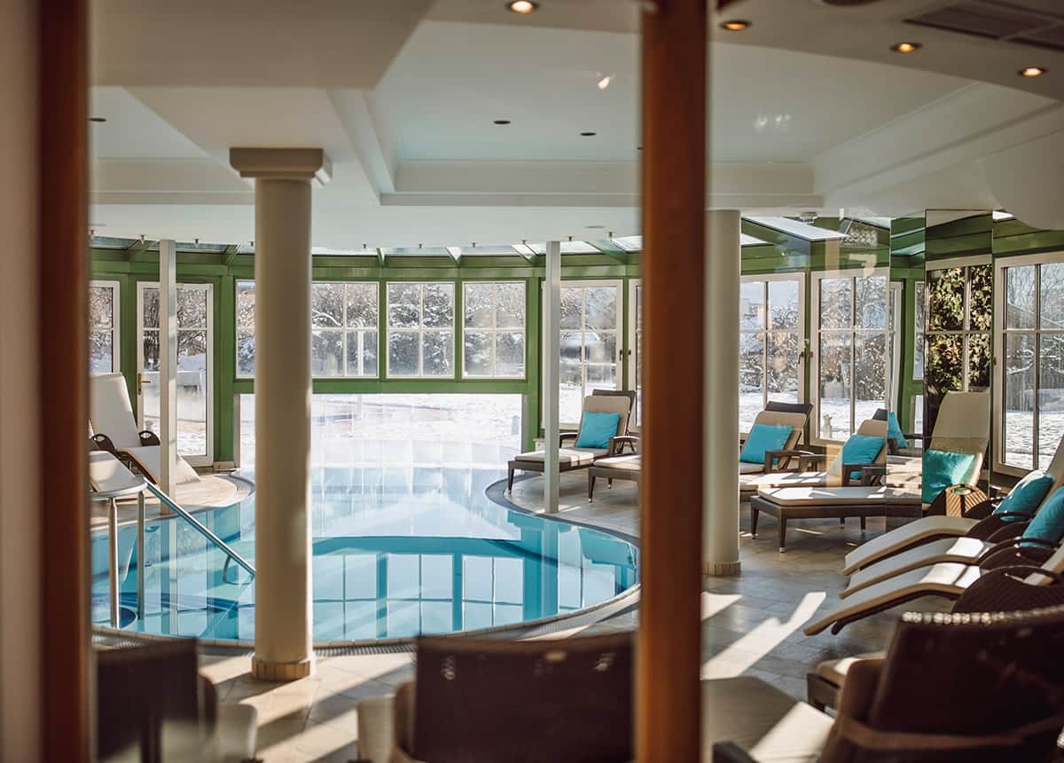 Hallenbad mit Blick auf das beheizte Freischwimmbad im Hotel Lerch in St. Johann in Salzburg