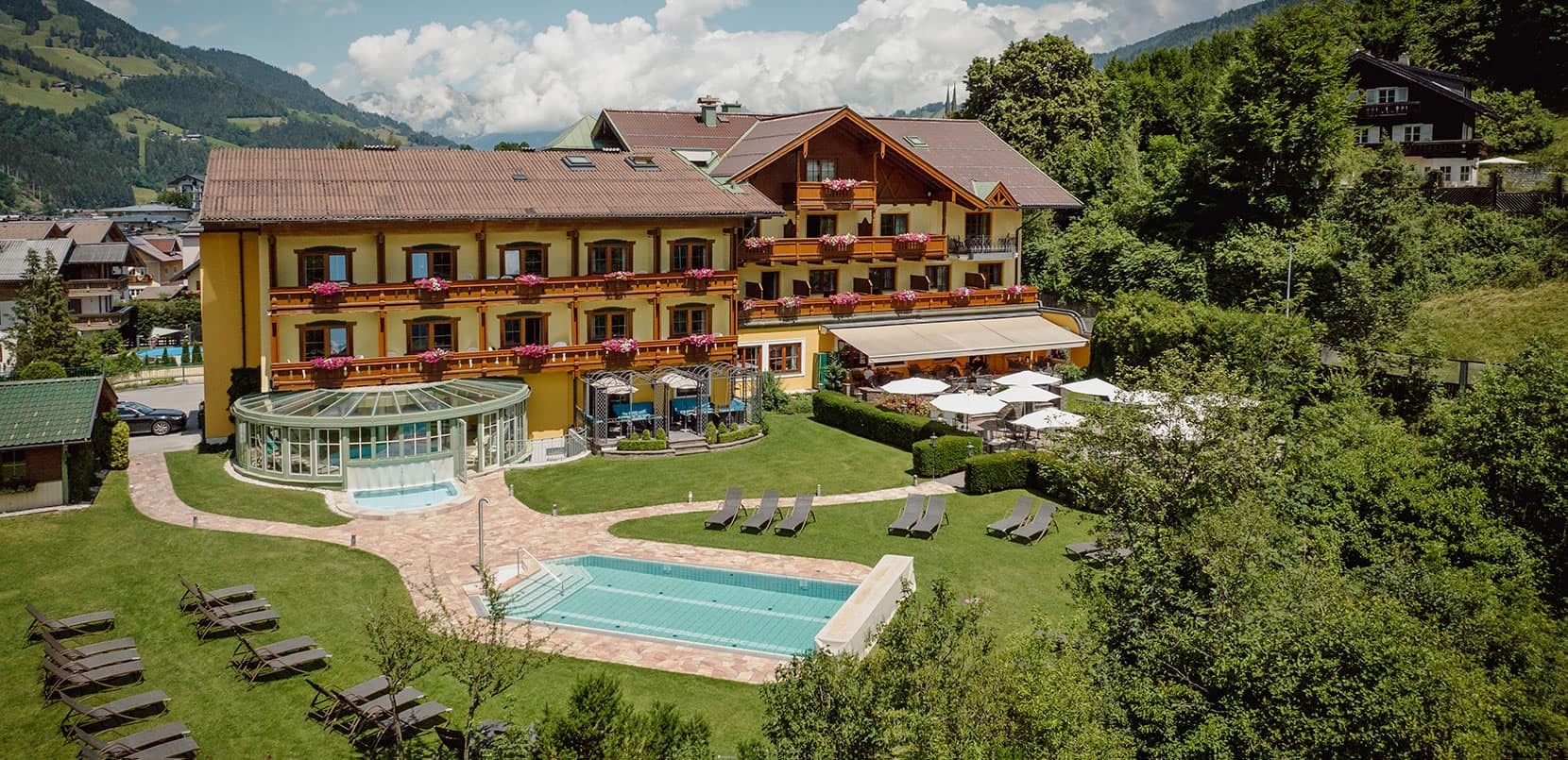 Hotel Lerch mit Freischwimmbad, Garten, Liegewiese und Sonnenterrasse