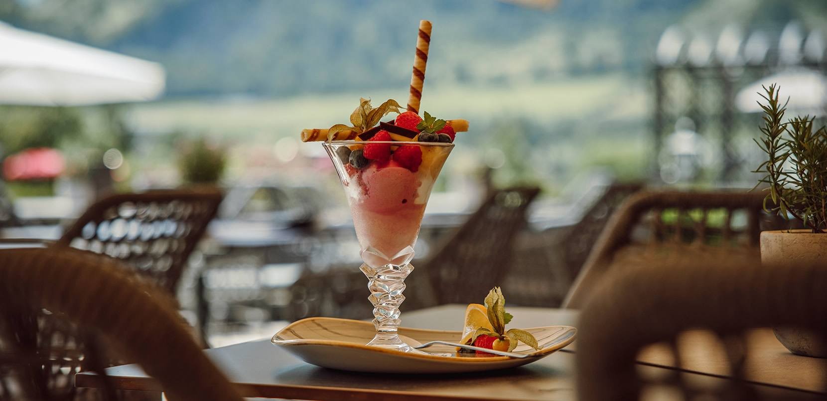 Einen Eisbecher auf der Sonnenterrasse genießen