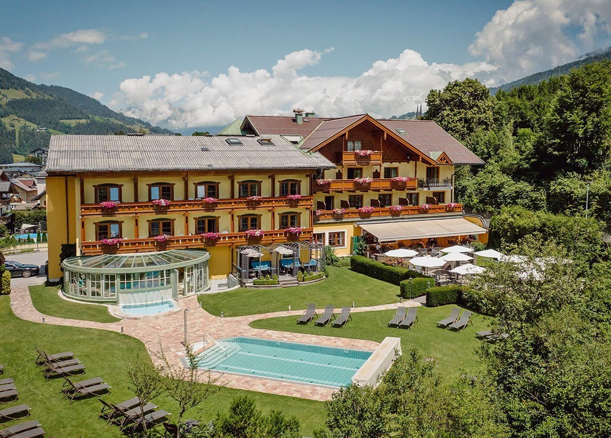 Hotelanlage mit Freibad