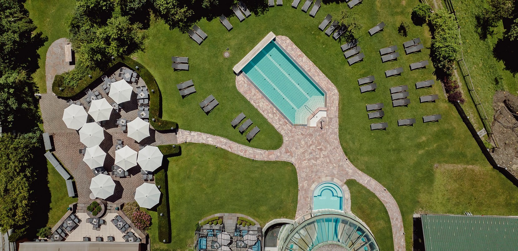 Freischwimmbad mit Sicht von oben