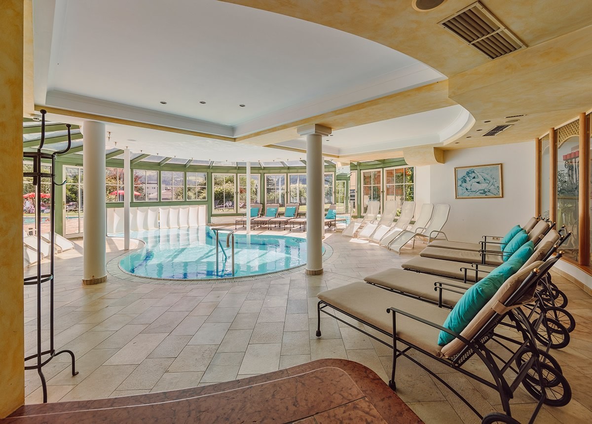 Liegestühle im Hallenbad-Bereich