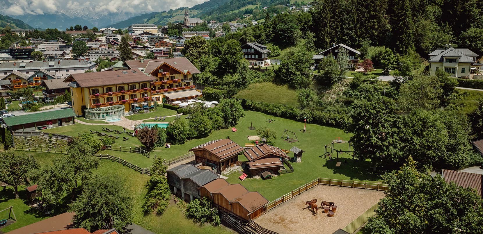 Große Anlage vom Hotel Lerch mit Garten, Freibad, Spielplatz und Reitplatz