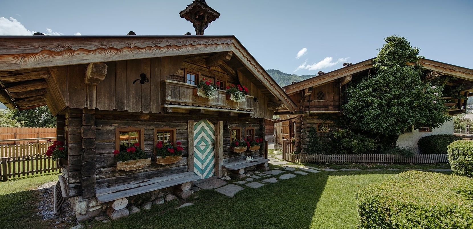 Spielhütte im Garten der Hotelanlage