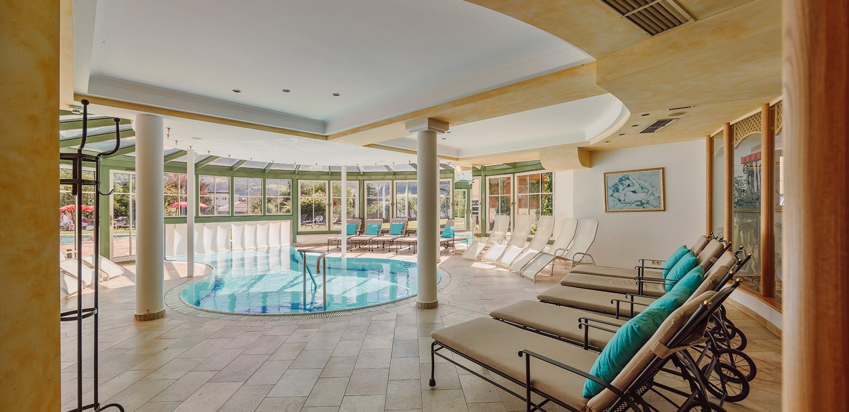 Hallenbad und Liegestühle zum Relaxen