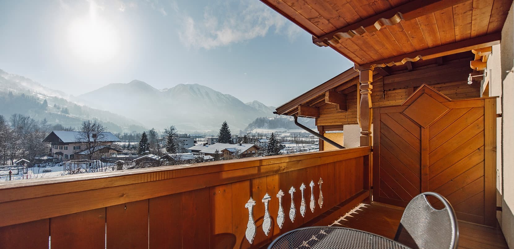 Blick vom Balkon auf die verschneiten Berge rund um St. Johann im Pongau