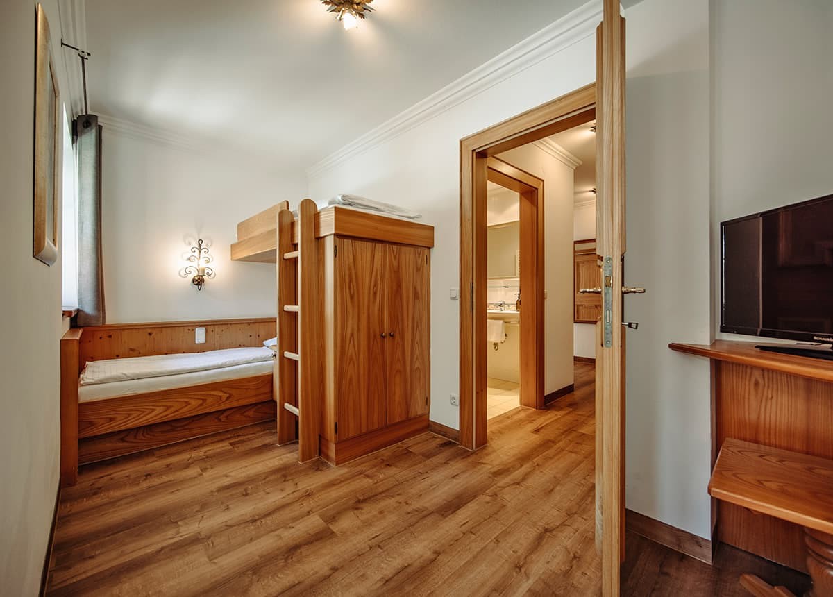 Kinderzimmer in der Familiensuite mit Balkon