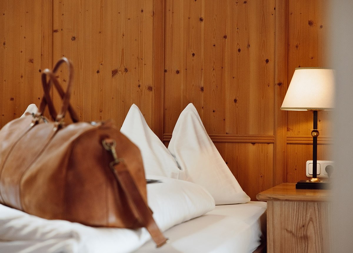 Reisetasche auf dem Bett