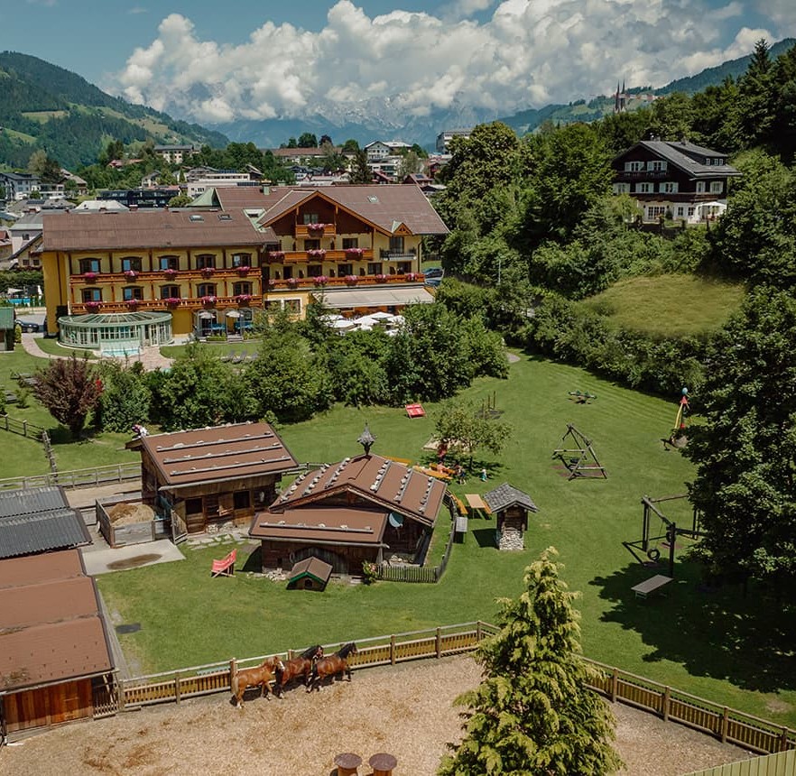 Große Hotelanlage mit viel Platz zum Spielen und Reiten