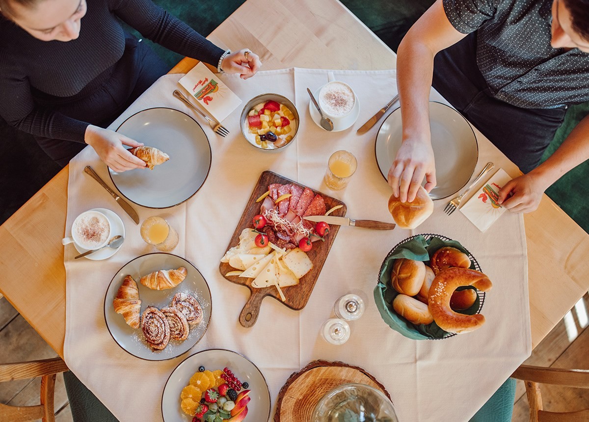 Gedeckter Frühstückstisch