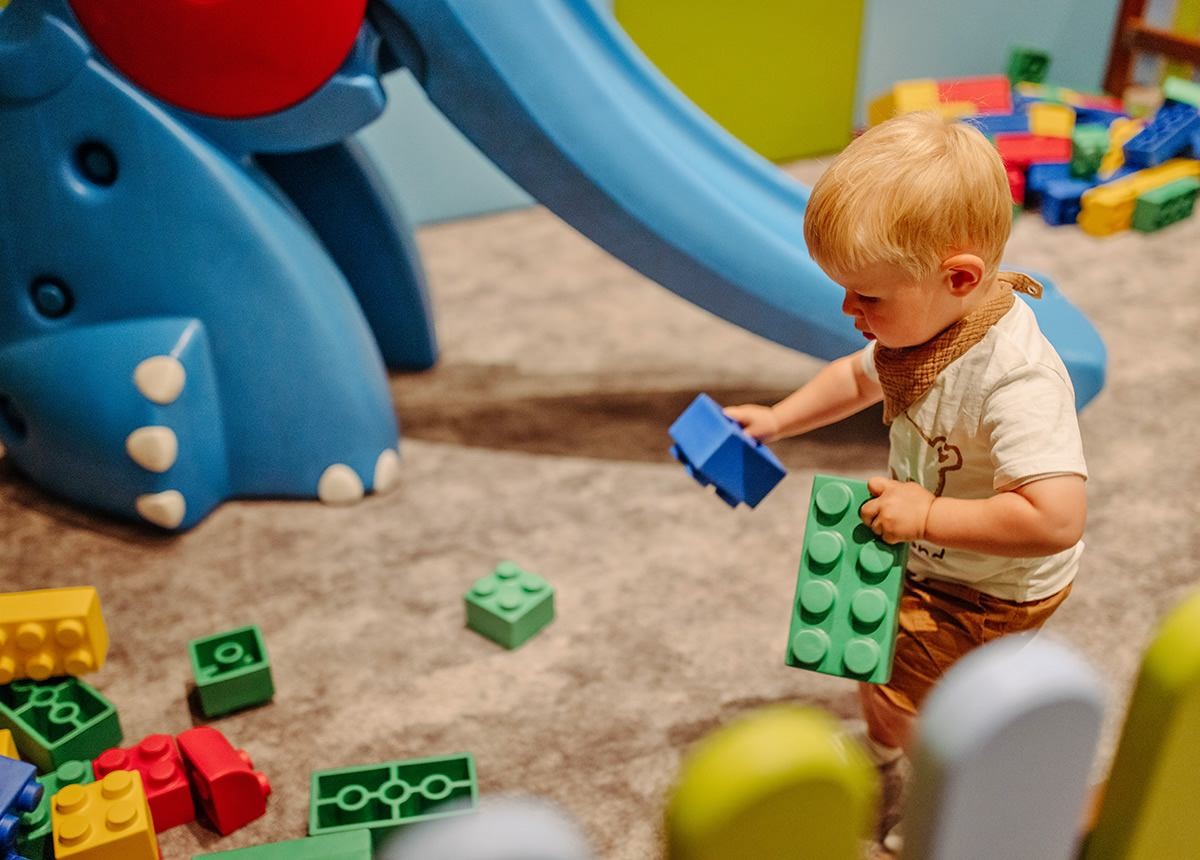 Kind im Spielzimmer