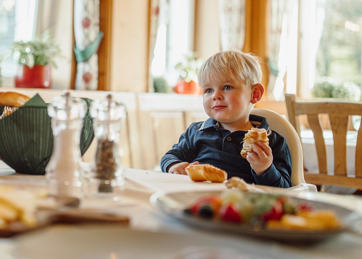 Kind beim Frühstücken