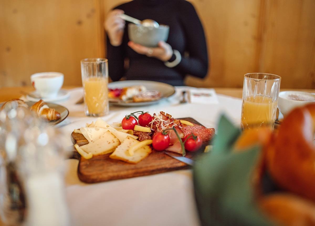 Gedeckter Frühstückstisch