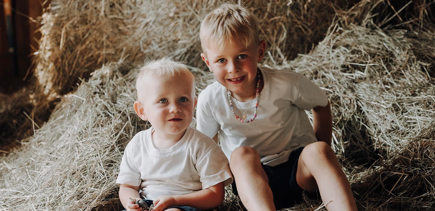 Kinder im Heu