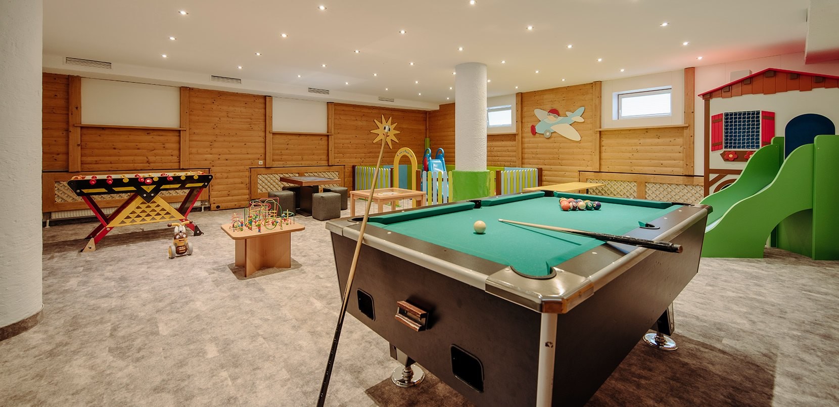 Spielzimmer mit Billardtisch und Klettergerüst und viele Spiele
