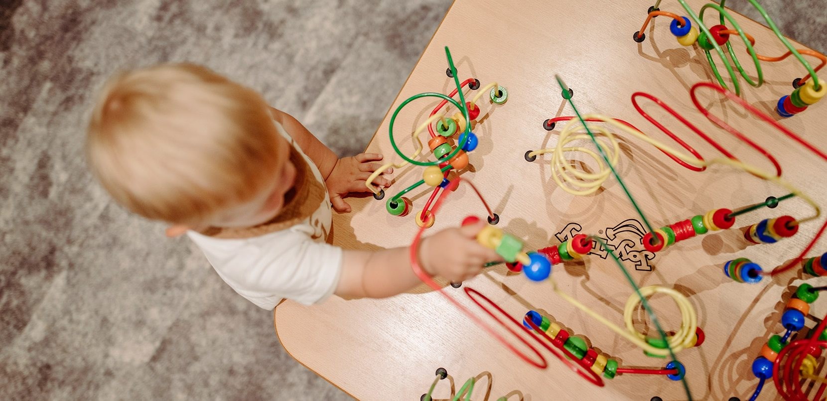 Kind beim Spielen im Spielzimmer