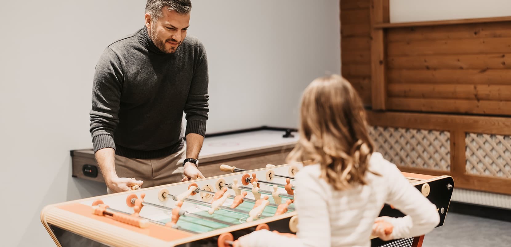 Tischfu&szlig;ball spielen im Spielzimmer