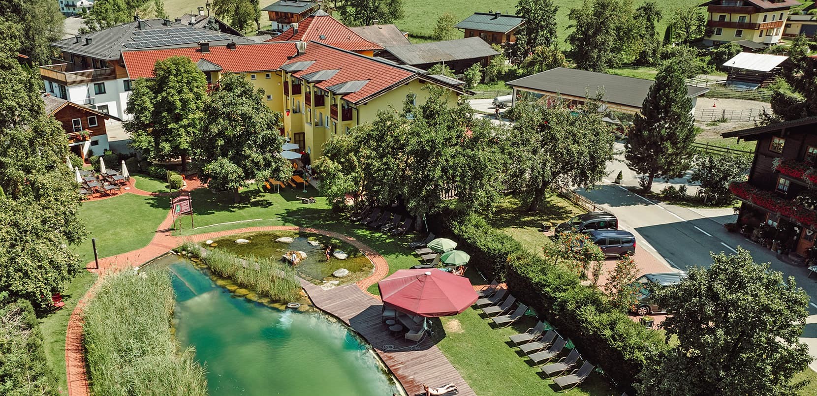 Lerchs Landhotel mit Naturschwimmteich in St. Johann