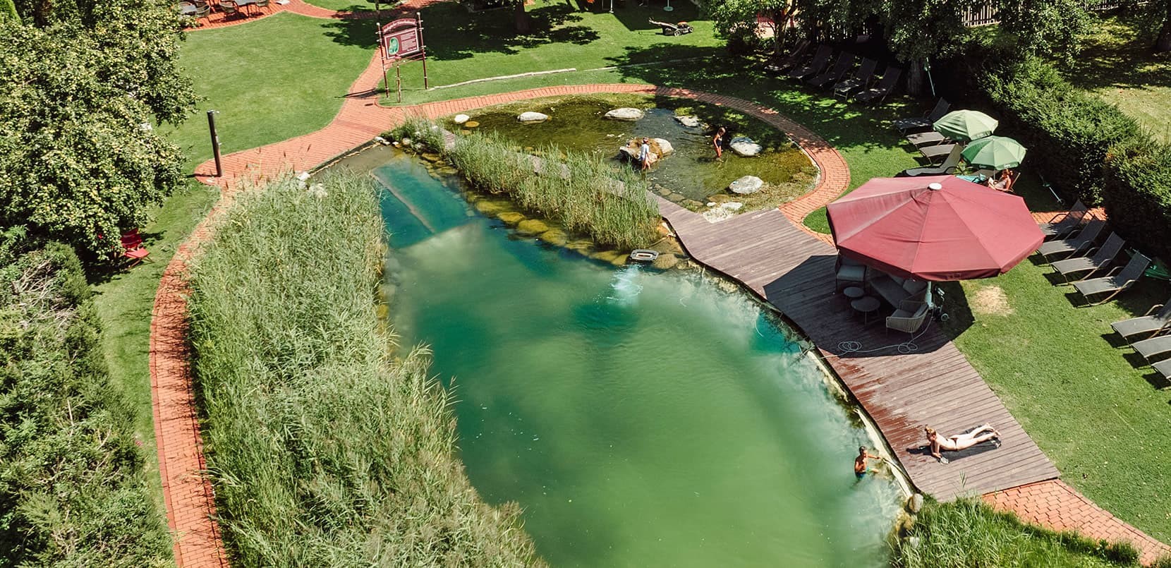 Naturschwimmteich zum Abkühlen und Baden im Sommerurlaub