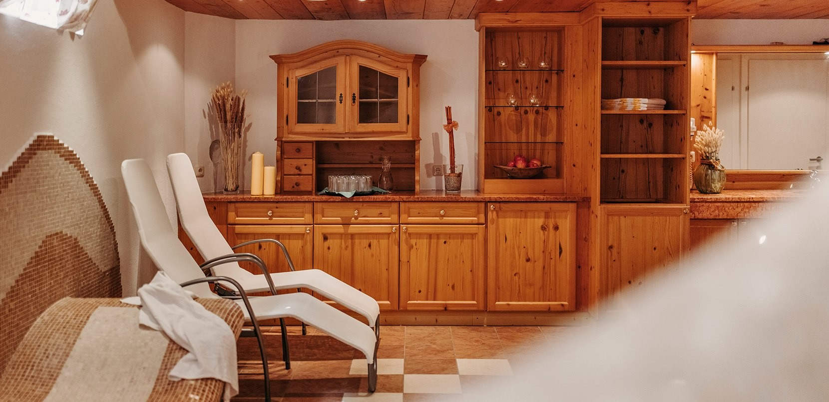 Ruhebereich mit Liegen zum Entspannen