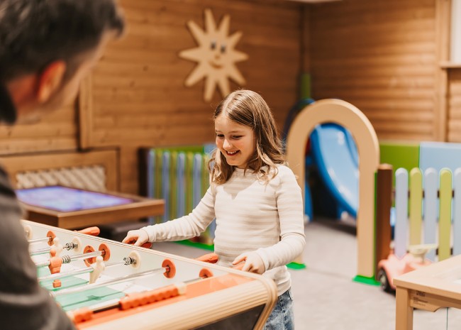 Tischfu&szlig;ball spielen im Spielzimmer