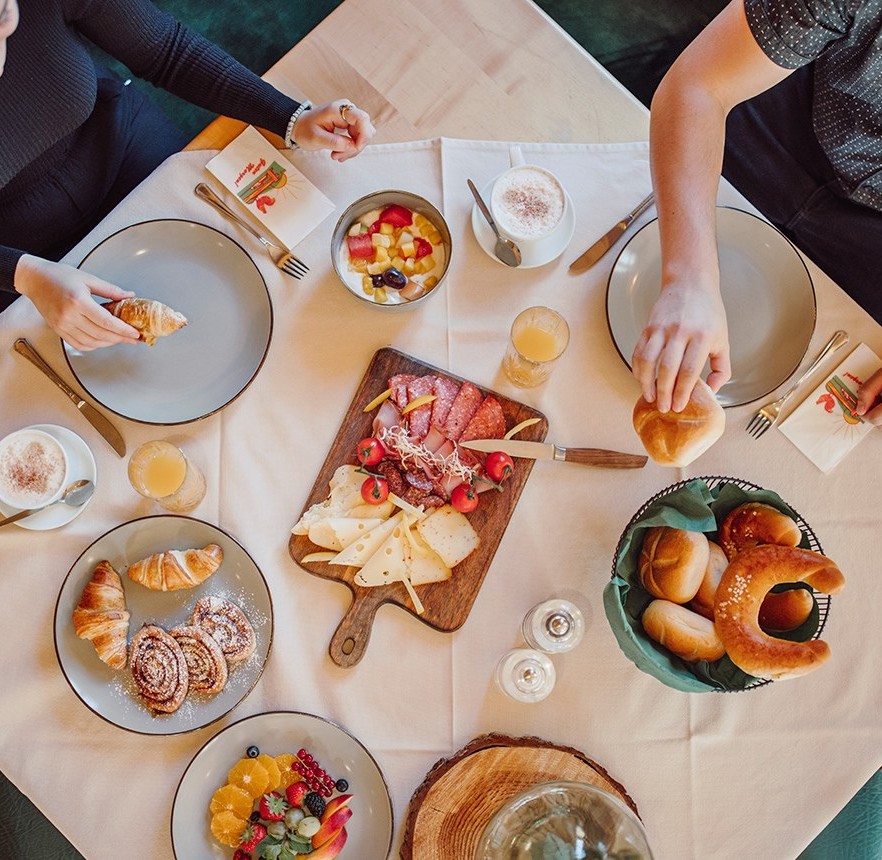 Gedeckter Frühstückstisch