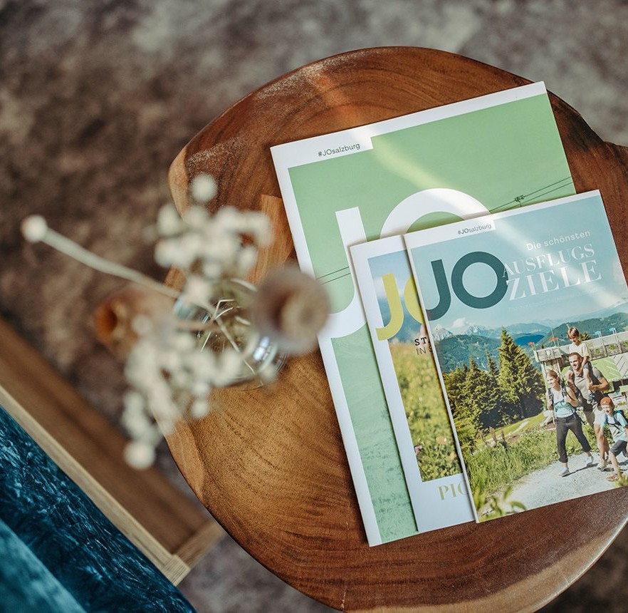 Prospekte von St. Johann in Salzburg am Tisch im Komfortzimmer