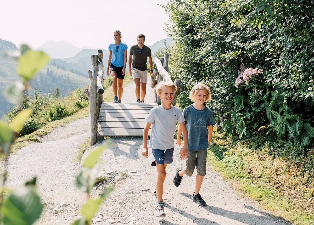 Wandern von Station zu Station am Geisterberg