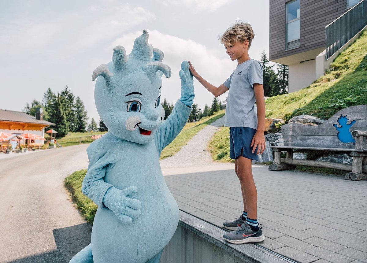 High-Five mit Spuki, dem Gespenst