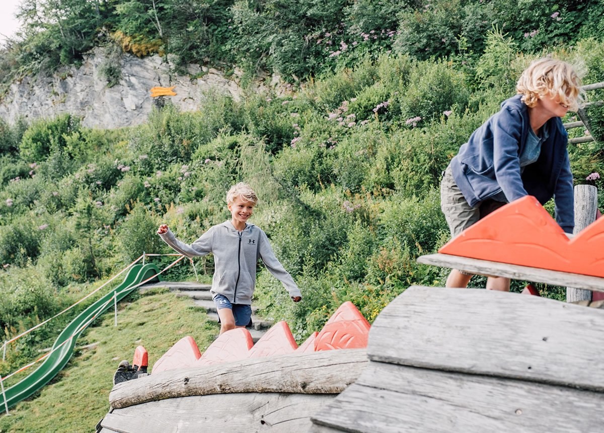 Klettern auf dem Holzdrachen