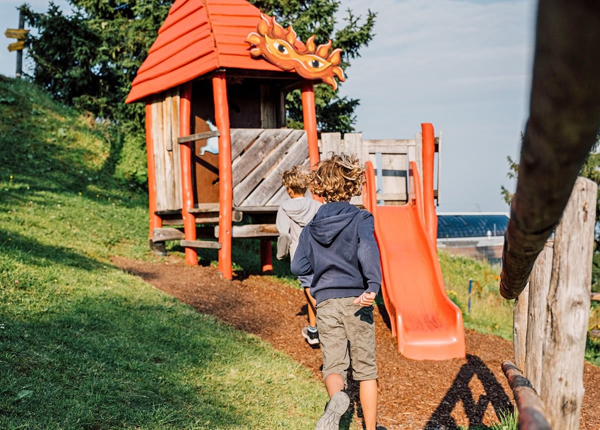 Spielturm und Rutsche