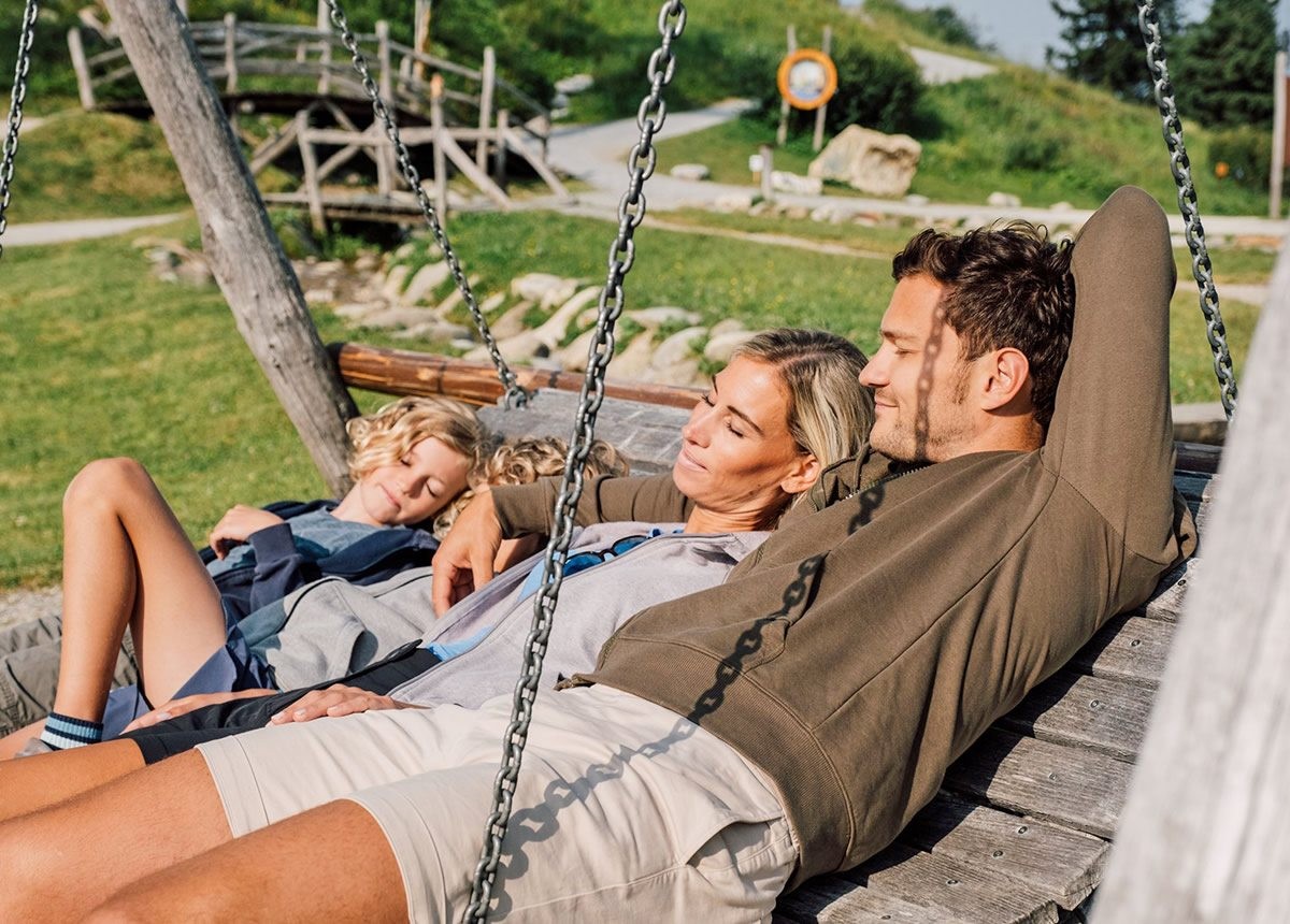 Relaxen in einer großen Schaukel